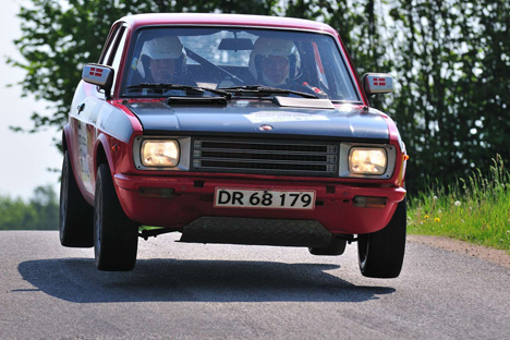 Lars Bækkelund mestrer både historisk hastighedsrally og pålidelighedsrally. Her er han flyvende i sin Fiat 128 Coupé som forkører i et af sommerens løb til danmarksmesterskabet.